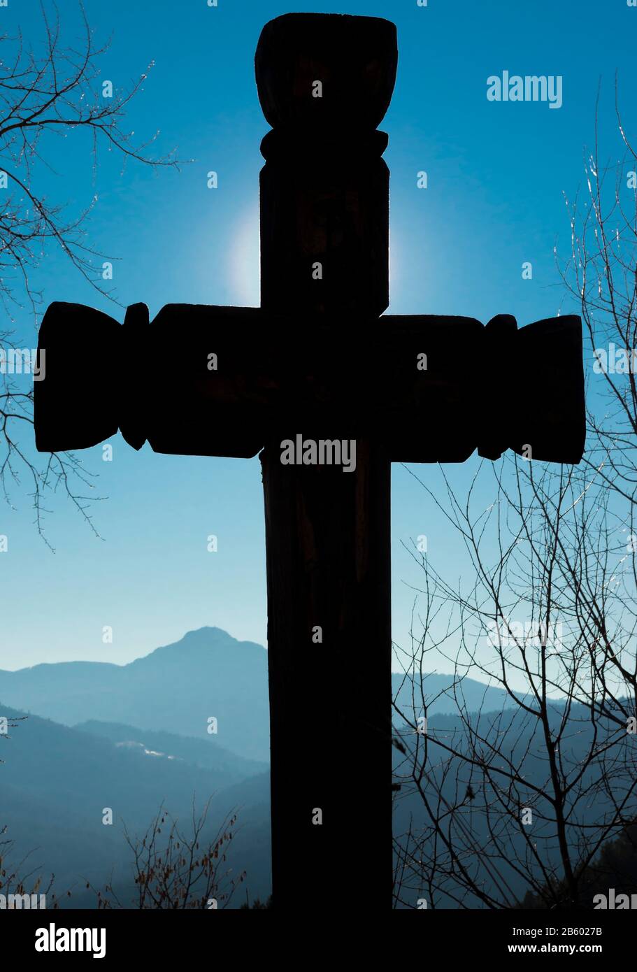 Epico scenario di grande croce con Carpatia montagna sullo sfondo Foto Stock