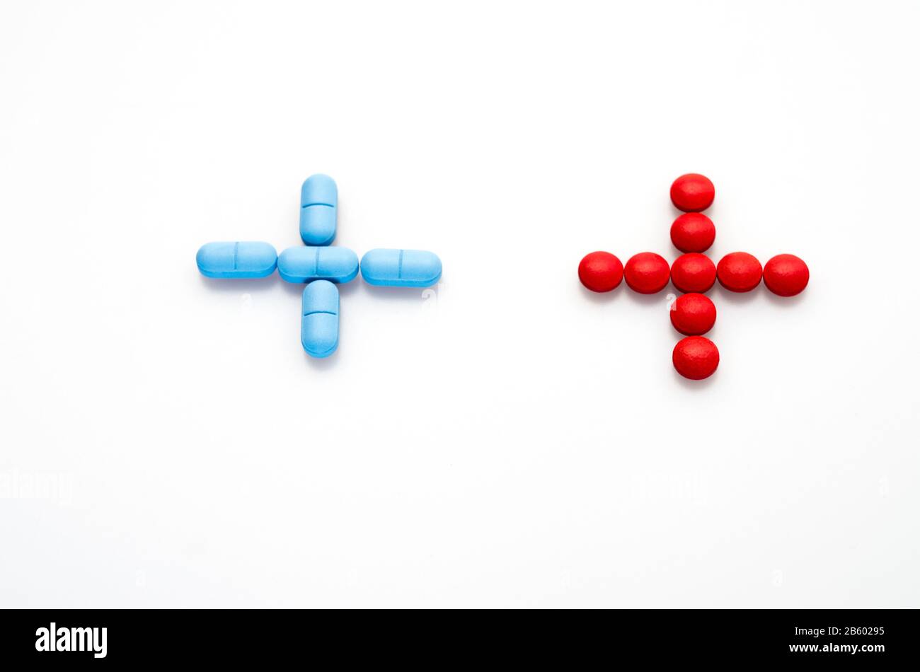 segno di medicina fatto da rosso e blu pillole isolatad su sfondo bianco , concetto di medicina Foto Stock