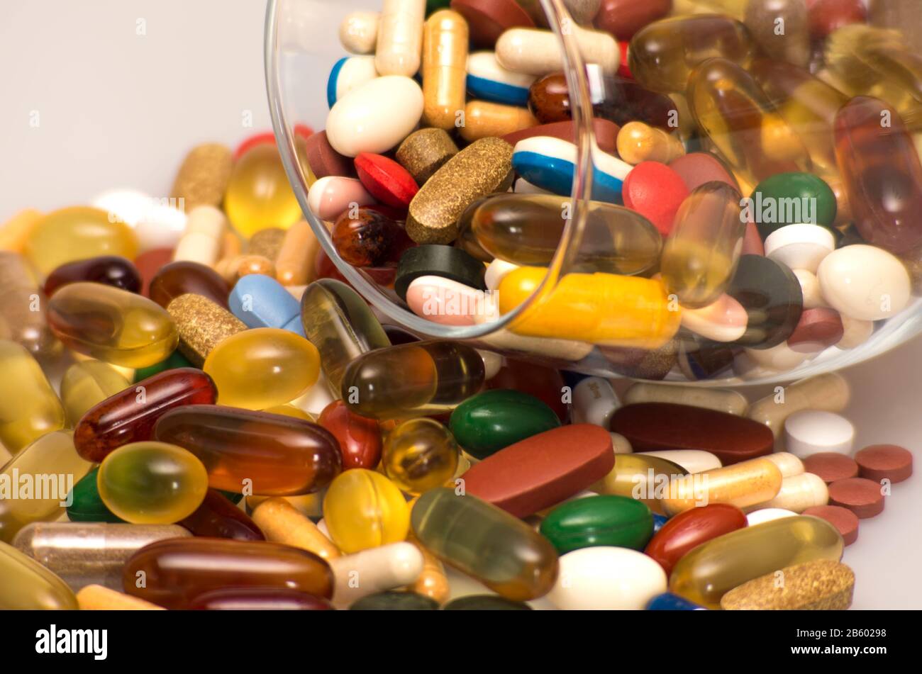 pillole colorate che fuoriesce dal vetro. medicina farmacia concetto Foto Stock