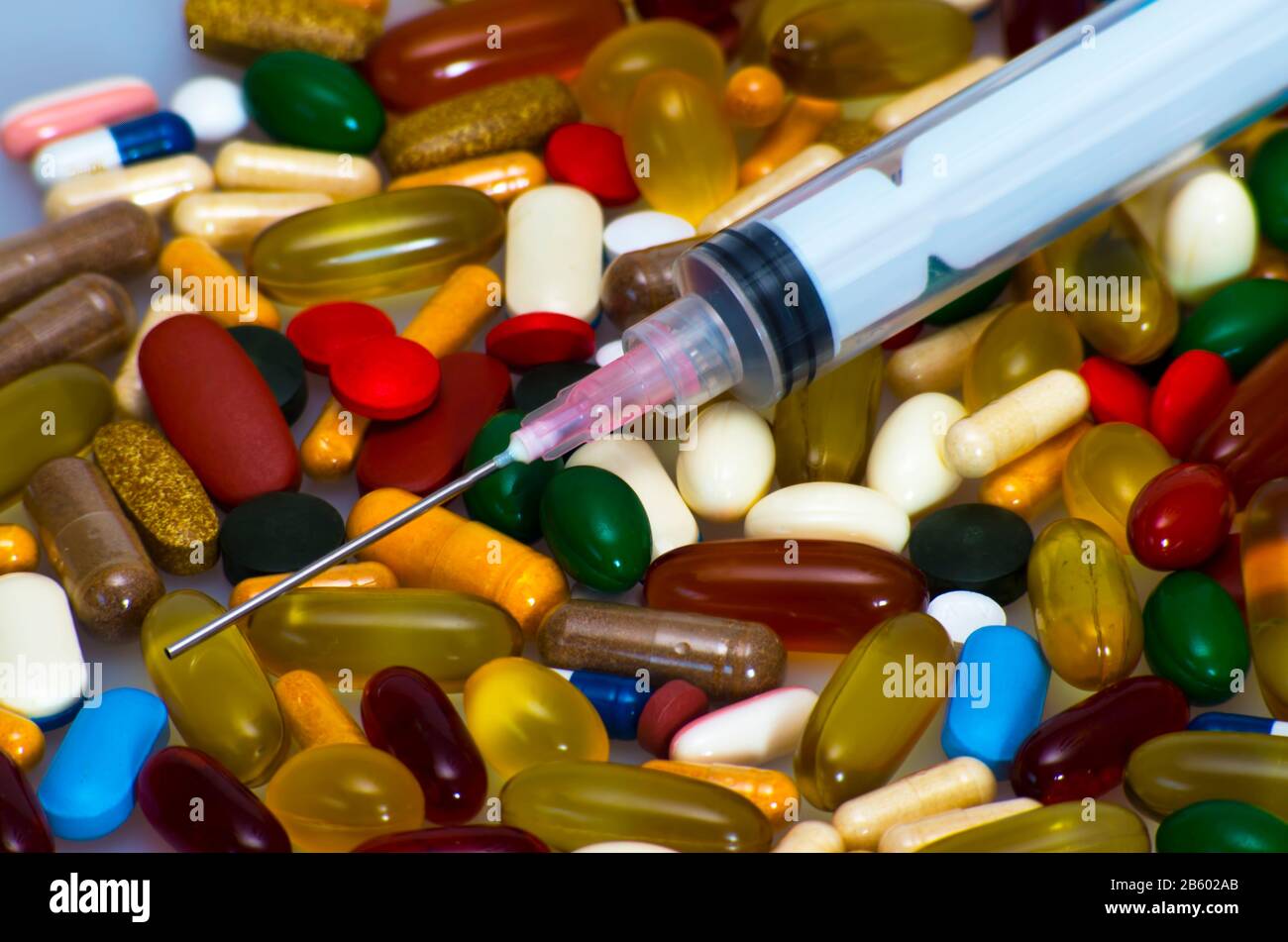 pillole colorate e siringa. concetto di medicina Foto Stock