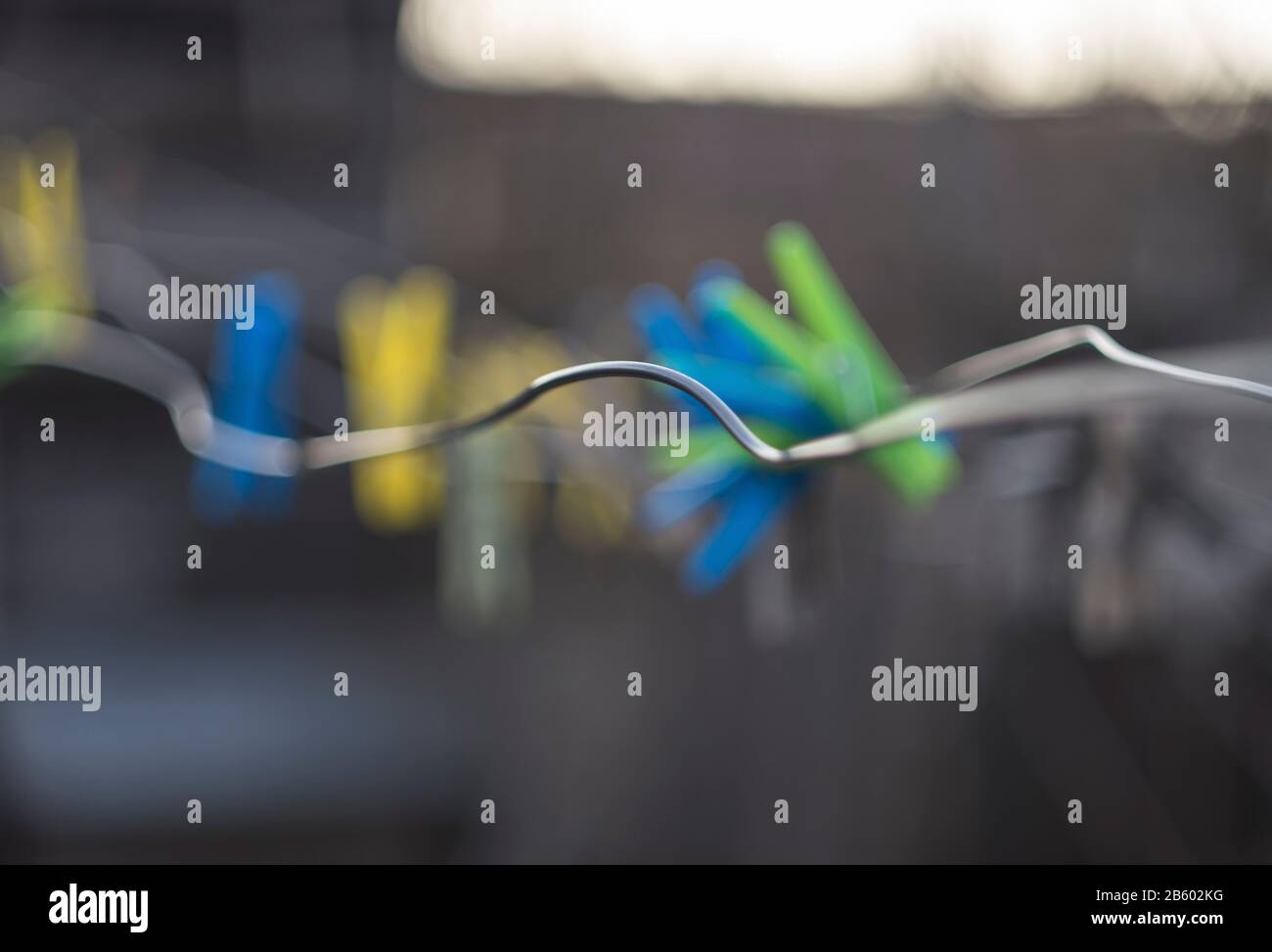 astratto di wirw con clothespins blured in primo piano Foto Stock