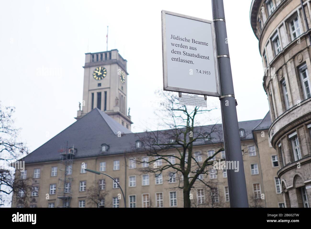 9 marzo 2020, Berlino: Una targa con il testo 'funzionari ebrei sono licenziati dal servizio civile. 07.04.1933' si trova di fronte all'Amministrazione della Giustizia del Senato nel Salzburger Straße. La targa fa parte del progetto "luoghi della memoria". Oggi è stato presentato il Centro di consulenza Per La Violenza e La Discriminazione antisemita (OFEK). Il team OFEK consiglia le vittime, i loro parenti e anche le istituzioni dopo gli attacchi antisemiti. L'OFEK può essere raggiunto telefonicamente al numero 030-61080458 o 0176-45875532. Il termine OFEK deriva dalla lingua ebraica e significa "orizzonte". Foto: Jörg Foto Stock