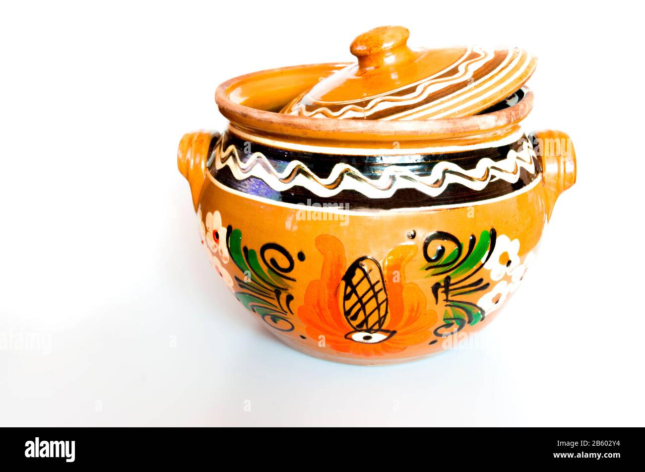 tradizionale vaso di argilla con struttura dipinta a mano, isolato su sfondo bianco. concetto di cultura tradizionale Foto Stock