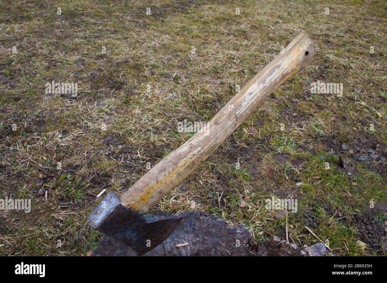 hatchet bloccato su un pezzo di log. ax in lavoro all'aperto Foto Stock