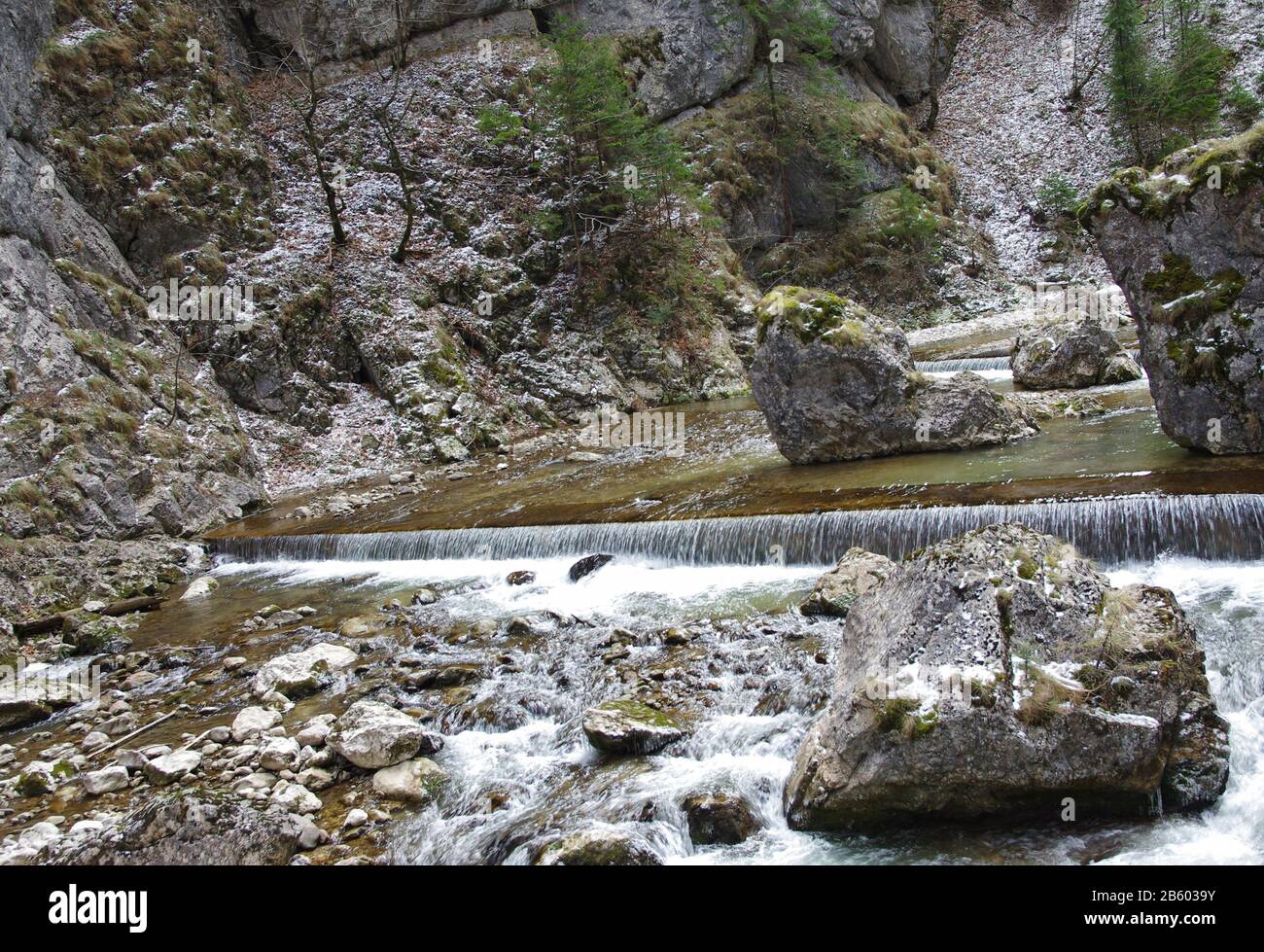 acqua con rocce su un fiume di montagna Foto Stock