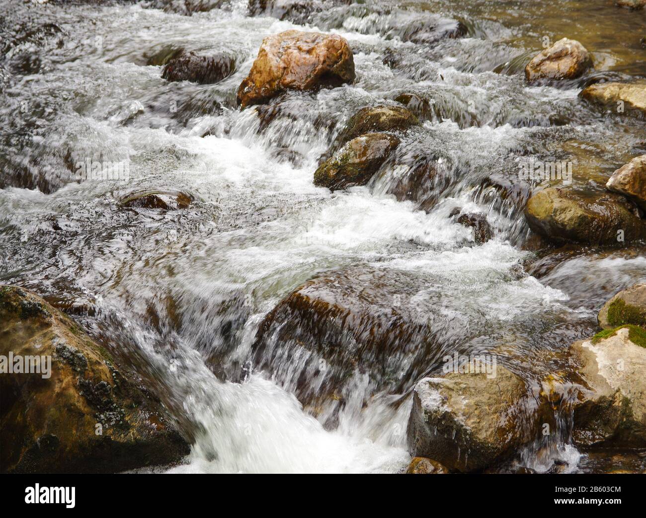 il potere dell'acqua che si accovacciano tra le rocce Foto Stock