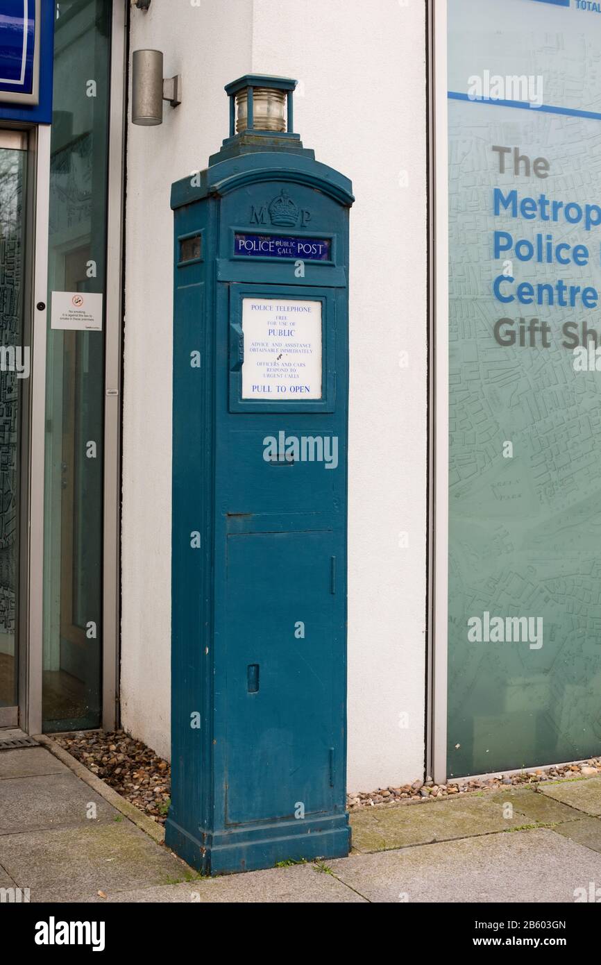 Call box di polizia fuori Empress state Building su Old Brompton Road, Kensington, Londra Foto Stock