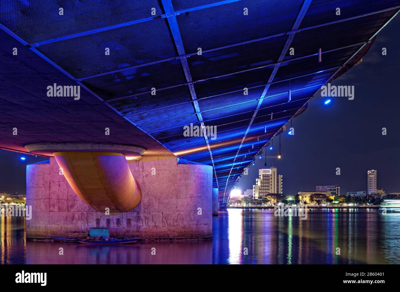 Illuminazione colorata sotto il ponte di notte. Vista ad angolo basso della costruzione del ponte Dragon direttamente sotto. Da Nang, Vietnam Foto Stock