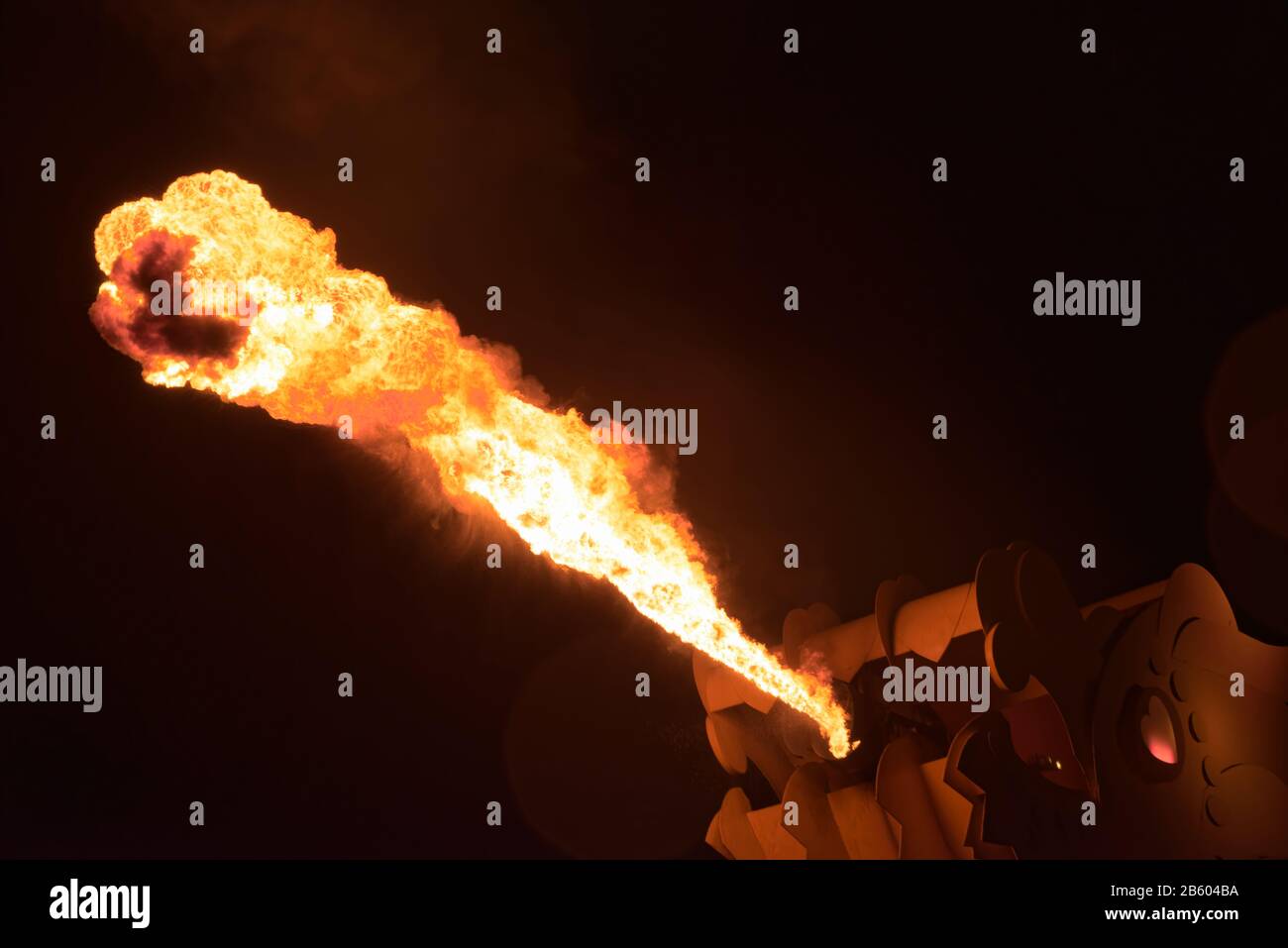 Primo piano di fiamma del drago che lancia il fuoco contro il cielo scuro.  Ponte del drago a da Nang, Vietnam Foto stock - Alamy