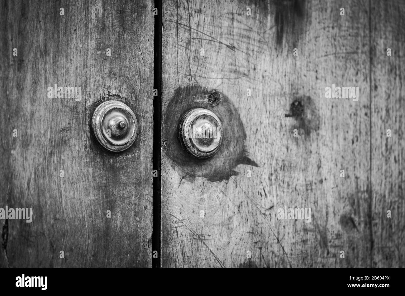 vista ravvicinata delle vecchie porte - pomelli, elementi di design, architettura delle antiche porte nelle strade delle città spagnole Foto Stock