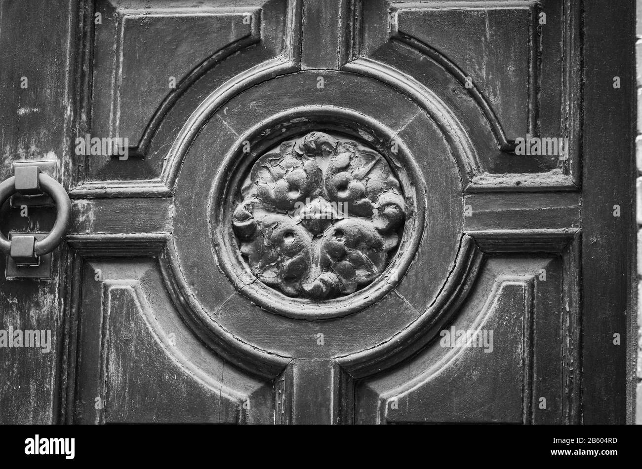 vista ravvicinata delle vecchie porte - pomelli, elementi di design, architettura delle antiche porte nelle strade delle città spagnole Foto Stock