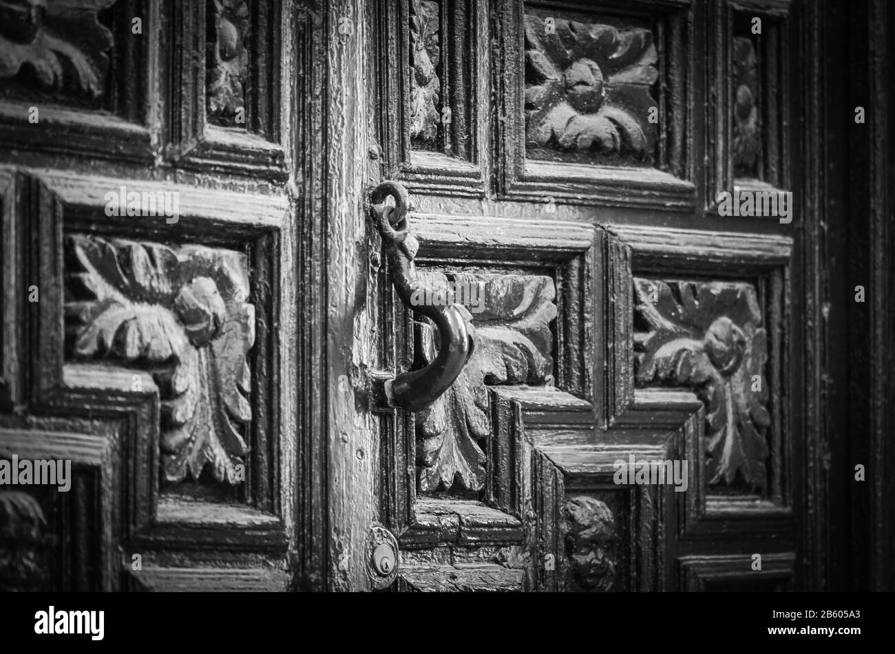 vista ravvicinata delle vecchie porte - pomelli, elementi di design, architettura delle antiche porte nelle strade delle città spagnole Foto Stock