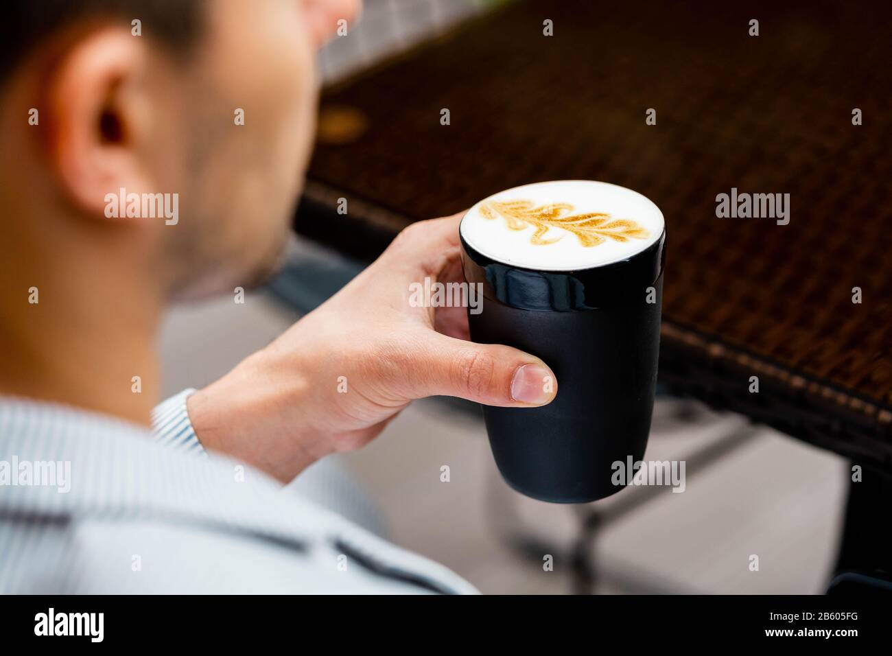 Giovane Uomo D'Affari Che Beve Il Caffè All'Ora Del Pranzo D'Affari E Che Si Rilassa. Ottenere Energia Prima Di Una Giornata Di Lavoro Difficile. Street Cafe Foto Stock