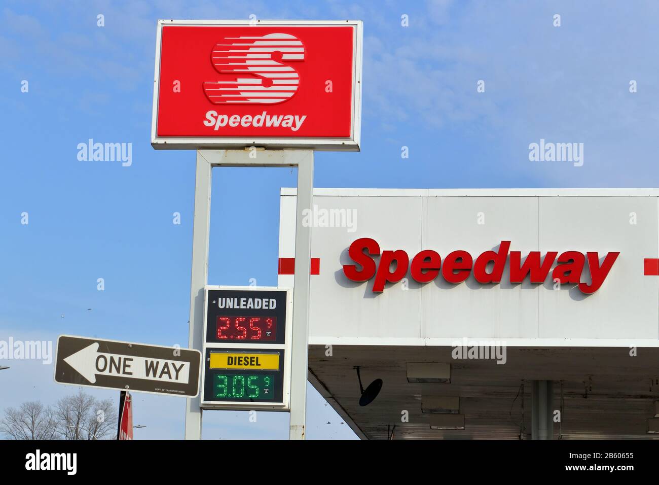 Speedway, 39-02 Queens Blvd, Queens, New York. Segnaletica esterna di una catena di distributori di benzina per minimarket a Jackson Heights. Foto Stock