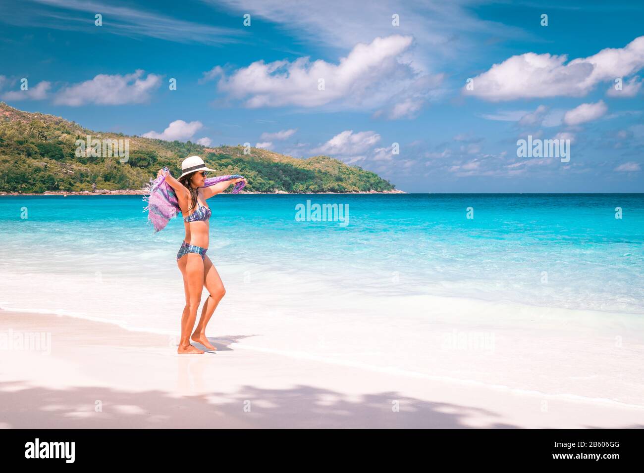 Spiaggia tropicale Seychelkles , spiaggia bianca con palme a Praslin Seychelles, donna passeggiate sulla spiaggia Foto Stock