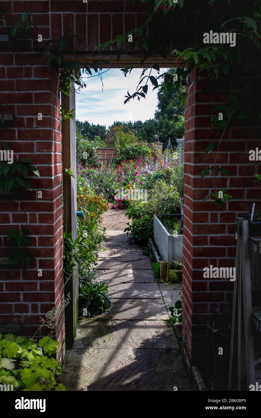 porta nel giardino nascosto Foto Stock