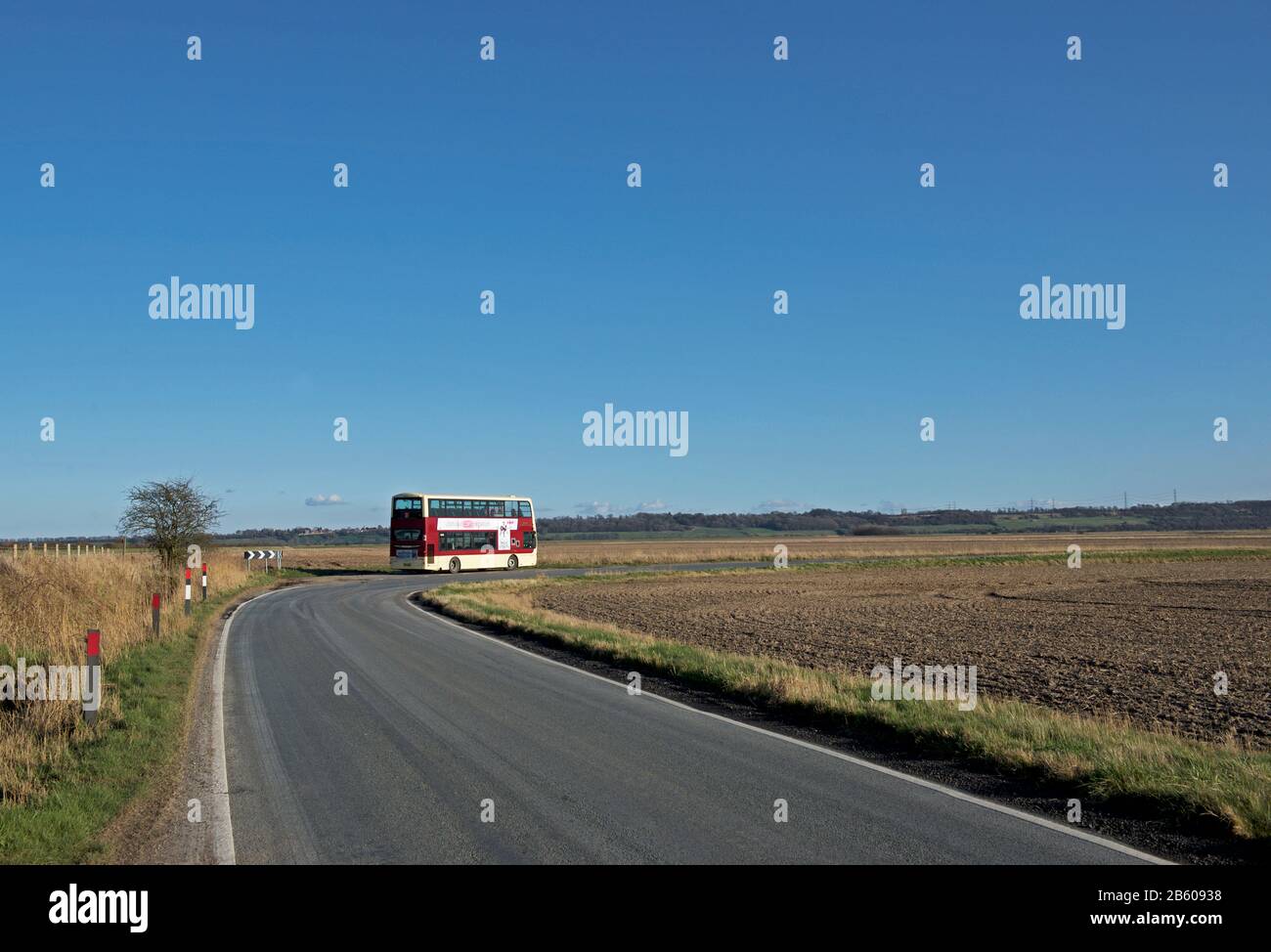 Autobus a due piani sulla strada rurale nelle pianure dello Yorkshire orientale, Inghilterra, Regno Unito Foto Stock