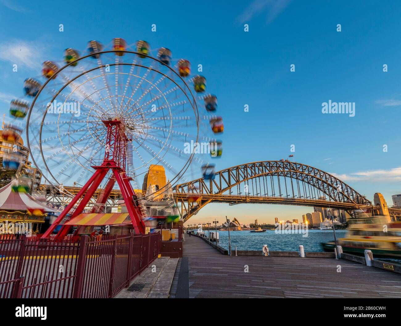 Sydney Harbour Bridge con ruota panoramica. Foto Stock