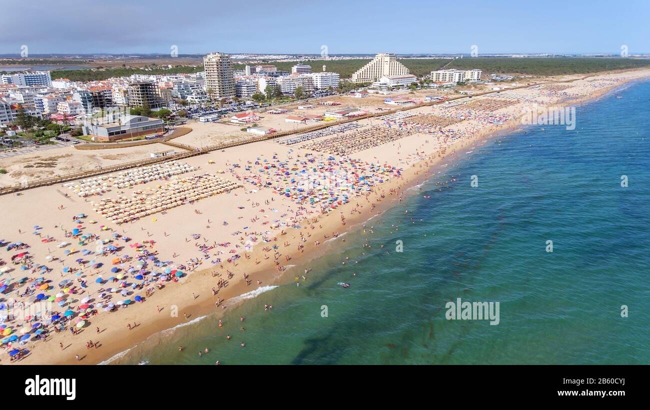 Antenna. Famose spiagge turistiche della città di Monte Gordo. Portogallo. Foto Stock