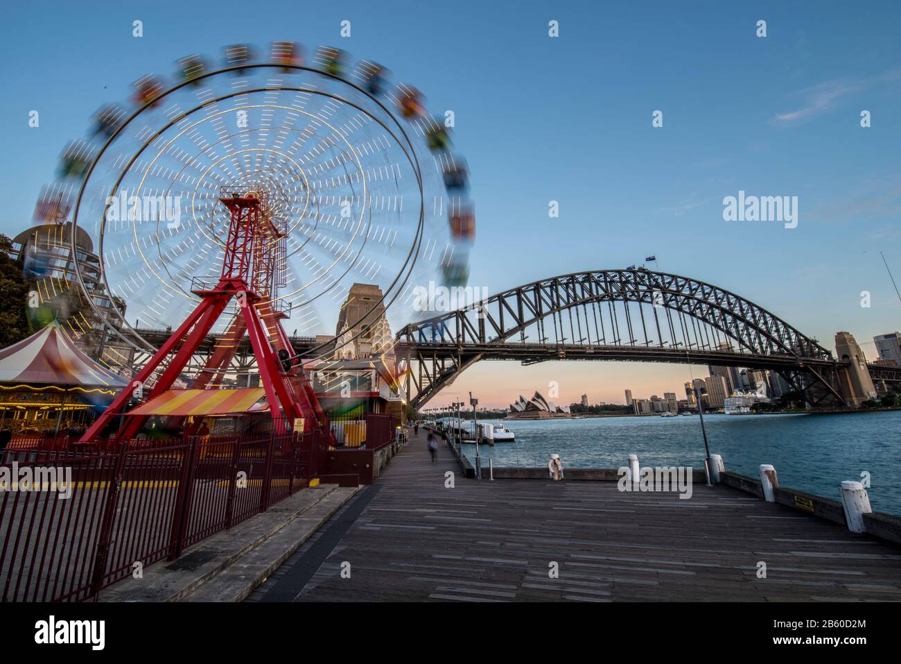 Sydney Harbour Bridge con ruota panoramica. Foto Stock