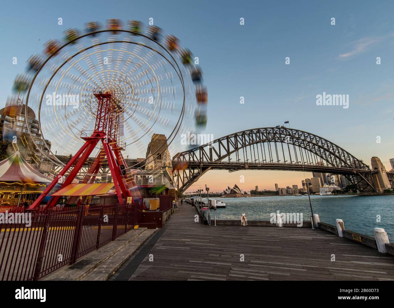 Sydney Harbour Bridge con ruota panoramica. Foto Stock