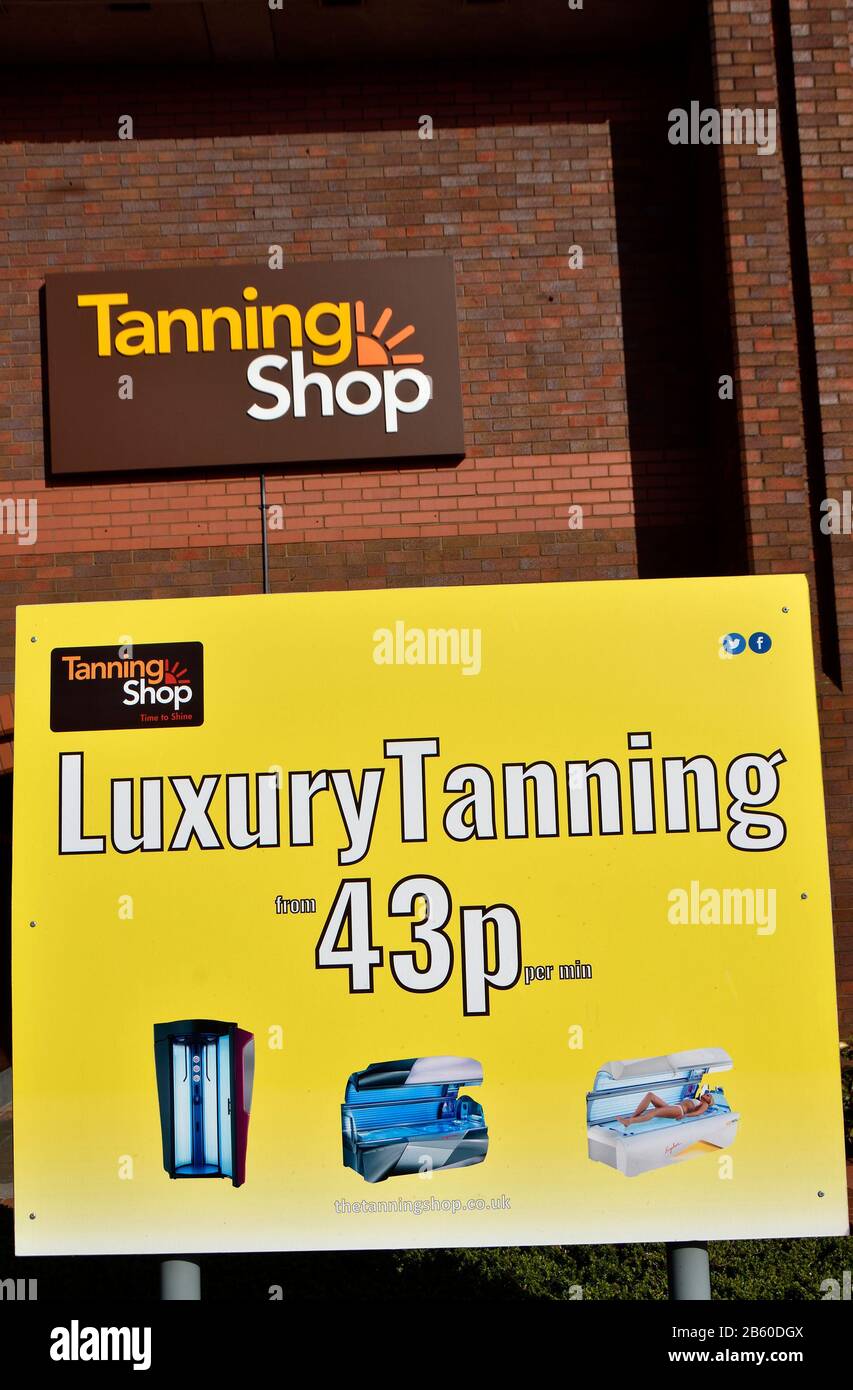 Maidstone, Kent, Regno Unito. Concia Shop con segno pubblicità a basso costo di sedute abbronzanti Foto Stock