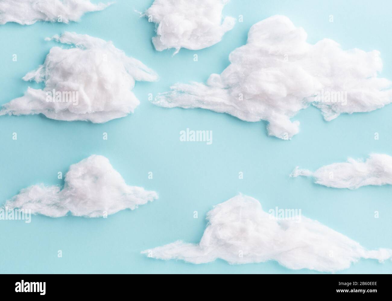 Nubi di cotone bianco su sfondo blu Foto Stock