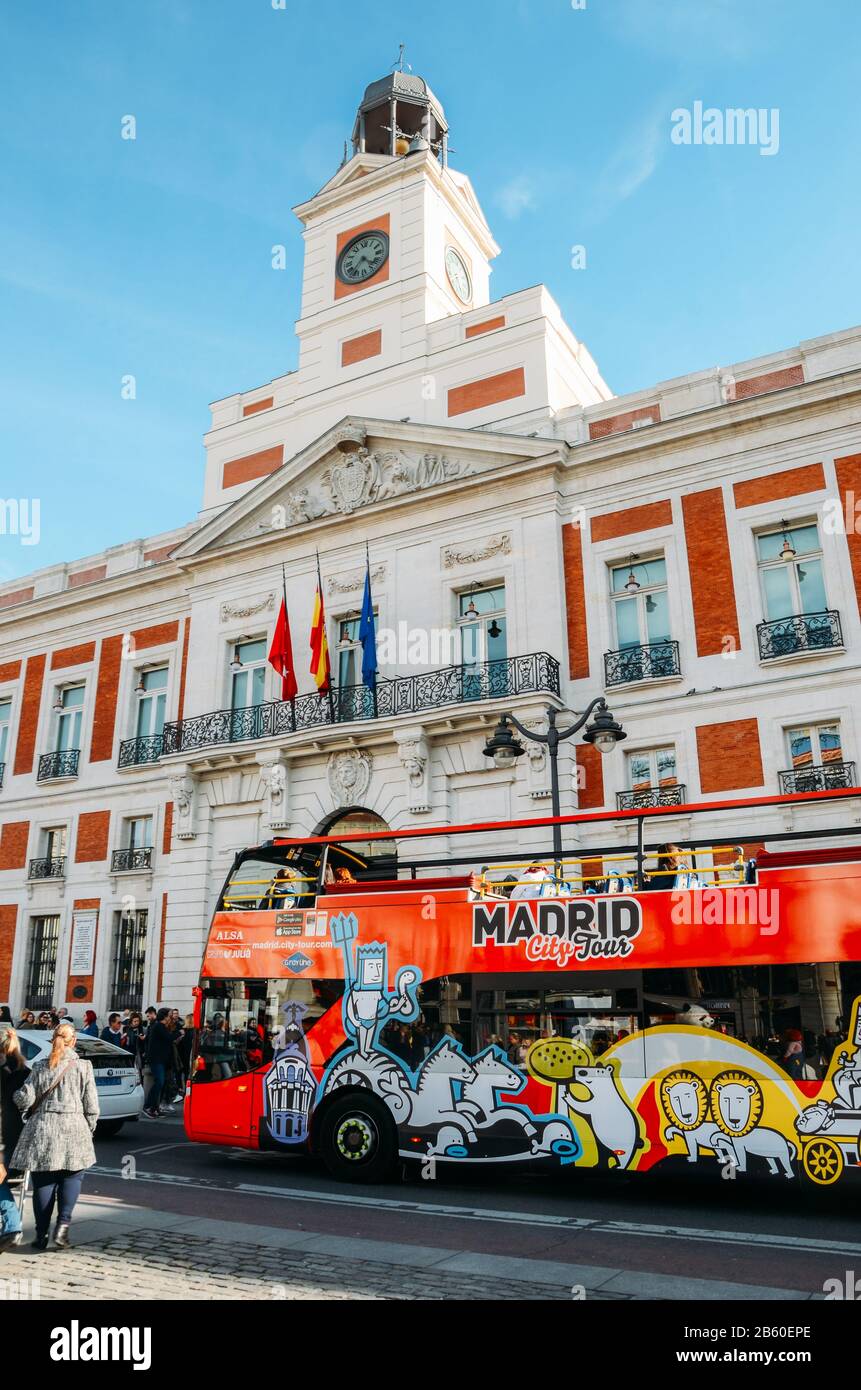 Madrid, Spagna - 7 marzo 2020: Autobus turistico a due piani di fronte alla Royal House of the Post Office, Reloj de la Puerta del Sol a Puerta del Sol cent Foto Stock