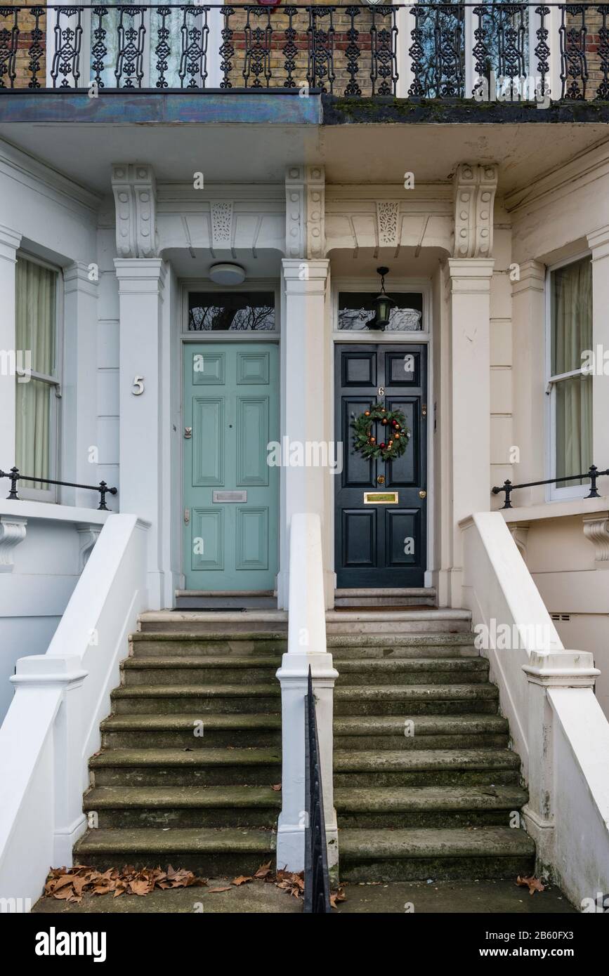 Terrazza vittoriana con gradini fino alla porta d'ingresso, Millbank, Westminster, London, UK Foto Stock