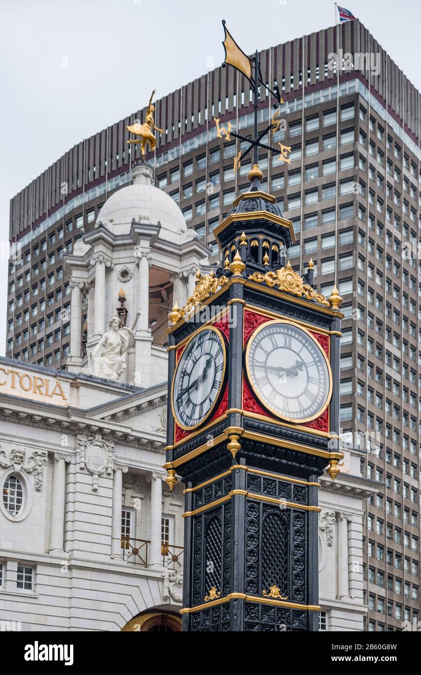 Victoria Palace Theatre E Clock Tower, Londra, Regno Unito Foto Stock