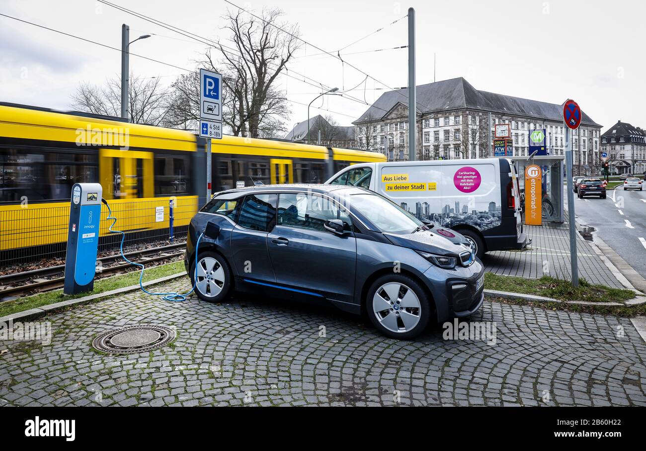 Essen, zona della Ruhr, Renania Settentrionale-Vestfalia, Germania - una macchina elettrica BMW si trova presso la stazione mobile "Landgericht" presso una centrale elettrica, nella Foto Stock
