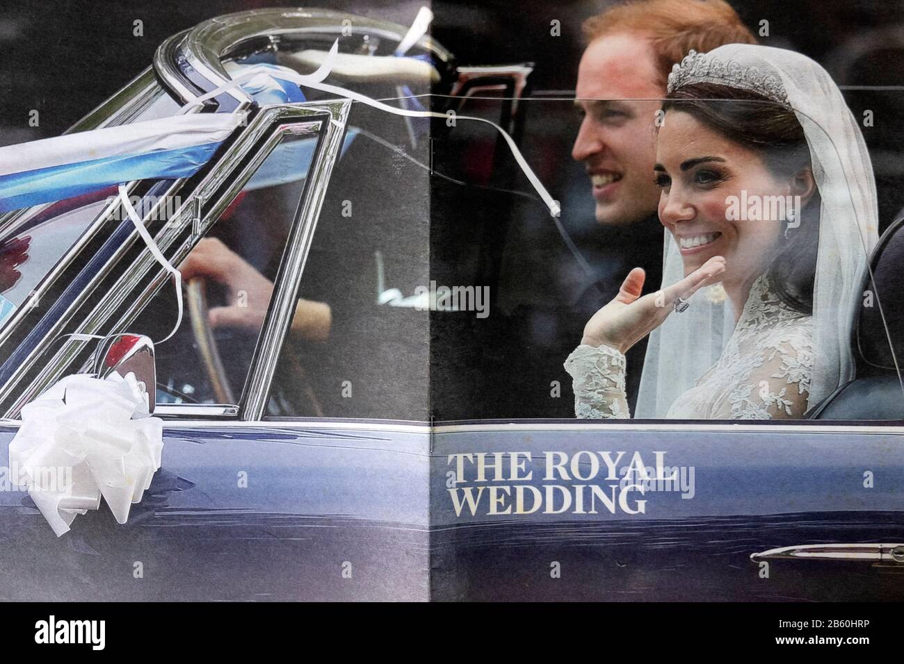 Doppia pagina sparsa nel giornale della cerimonia nuziale reale del principe William e del duca di Kate e della duchessa di Cambridge che siede in macchina ondeggiante Londra Inghilterra Regno Unito Foto Stock