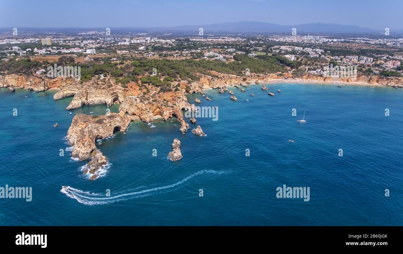 Antenna. Vista dal cielo della costa di Portimao. Spiagge Submarino, e praia Joao de Arens. Foto Stock