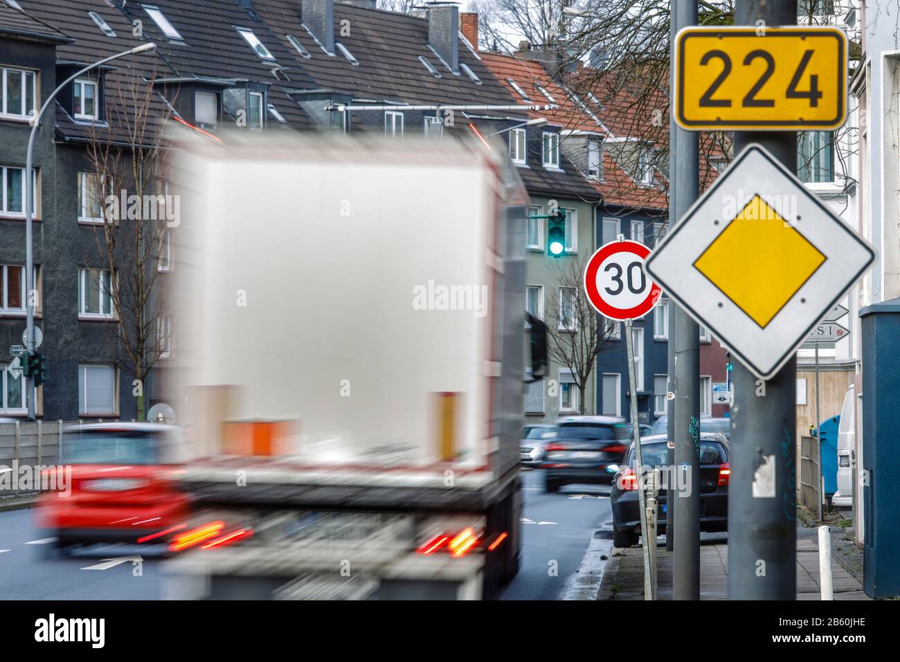 Essen, Ruhr Area, Renania Settentrionale-Vestfalia, Germania - Traffico Serale di ore di punta, auto e camion sulla strada federale B224, la Alfredstrasse di Essen Foto Stock