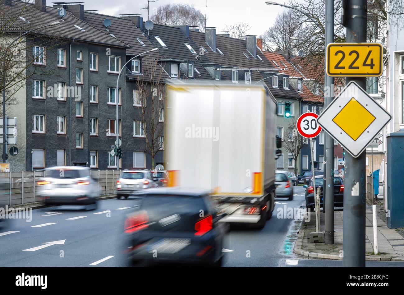 Essen, Ruhr Area, Renania Settentrionale-Vestfalia, Germania - Traffico Serale di ore di punta, auto e camion sulla strada federale B224, la Alfredstrasse di Essen Foto Stock