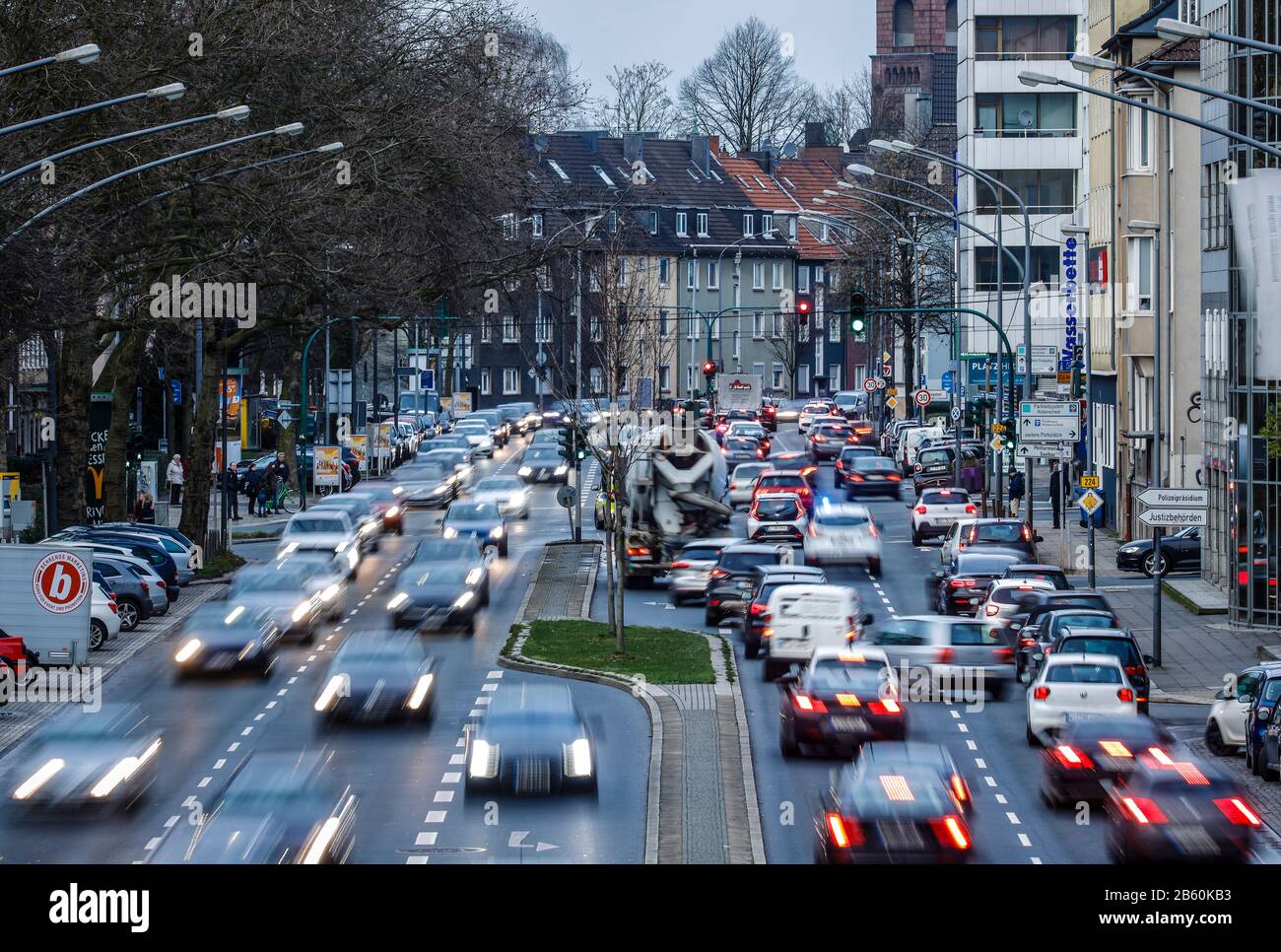 Essen, zona della Ruhr, Renania Settentrionale-Vestfalia, Germania - traffico Serale di ore di punta sull'autostrada federale B 224 Alfredstrasse ad Essen Ruettenscheid, su A. Foto Stock