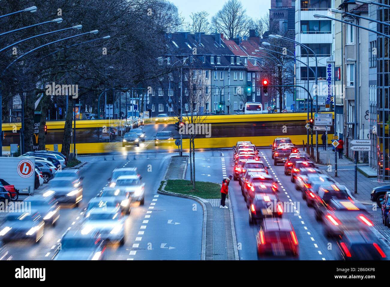 Essen, zona della Ruhr, Renania Settentrionale-Vestfalia, Germania - traffico Serale di ore di punta sulla B 224 Alfredstrasse di Essen Ruettenscheid, su una sezione di prova il Foto Stock