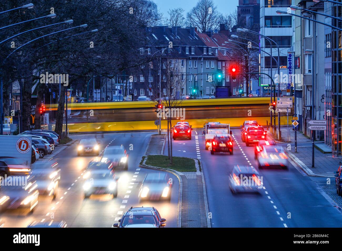 Essen, zona della Ruhr, Renania Settentrionale-Vestfalia, Germania - traffico Serale di ore di punta sulla B 224 Alfredstrasse di Essen Ruettenscheid, su una sezione di prova il Foto Stock