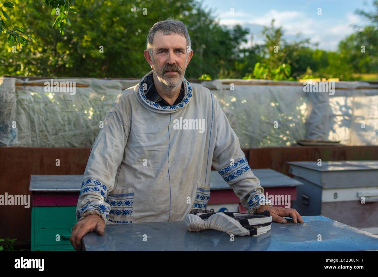 Ritratto all'aperto del contadino ucraino all'interno del proprio cortile delle api Foto Stock