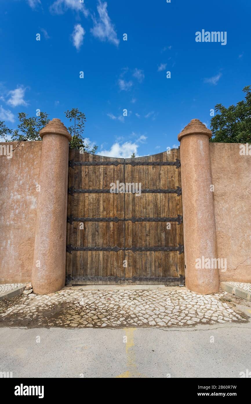 Grandi porte pesanti antiche. Storico castello estate. Foto Stock