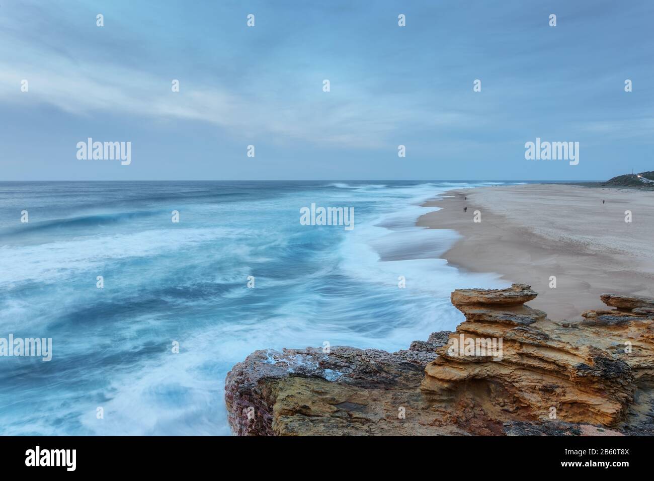 Vista sulla spiaggia dalle onde di Nazare. Giorno nuvoloso. Foto Stock