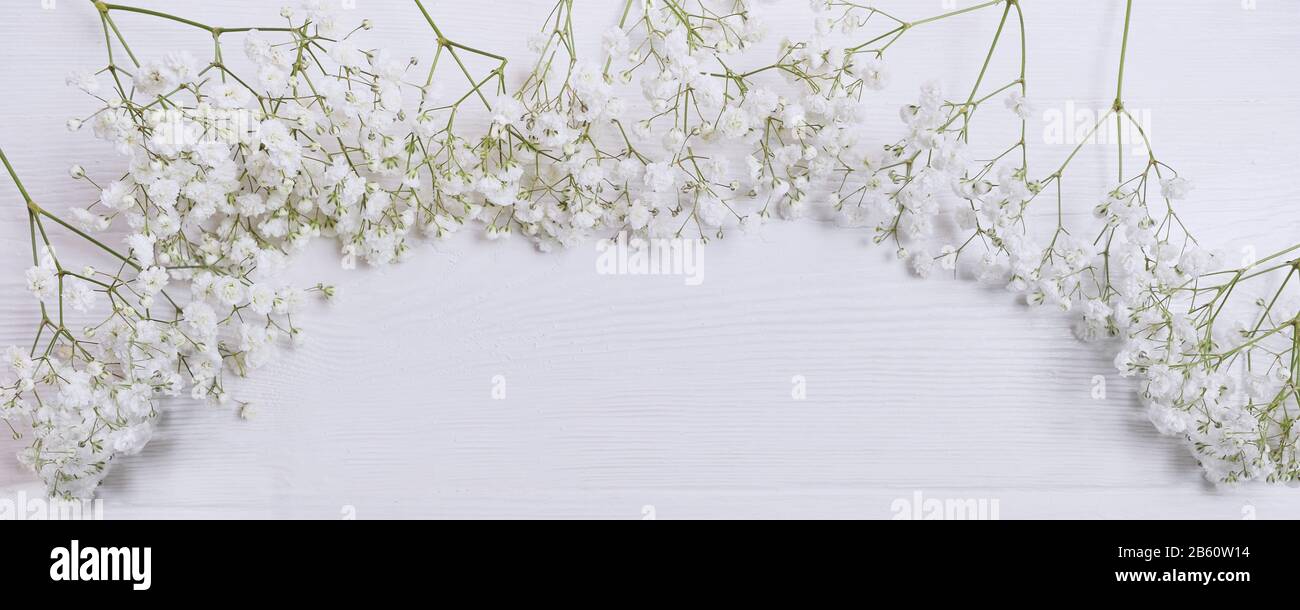 Mock up composizione di fiori bianchi zypophila stile rustico, per San Valentino con un luogo per il tuo testo. Foto con disposizione piatta e vista dall'alto. Panoramica Foto Stock