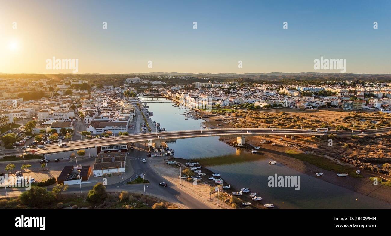 Antenna. Panorama dal ponte aereo attraverso il fiume Gilao, città di Tavira. Portogallo Foto Stock