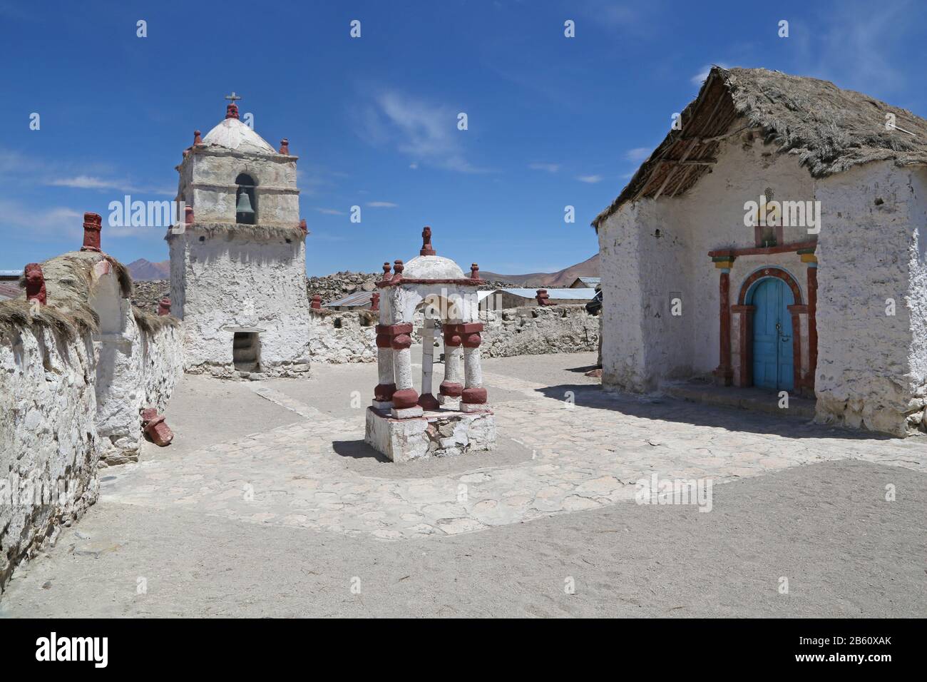 Chiesa di Parinacota, piccolo villaggio delle Ande cilene Foto Stock