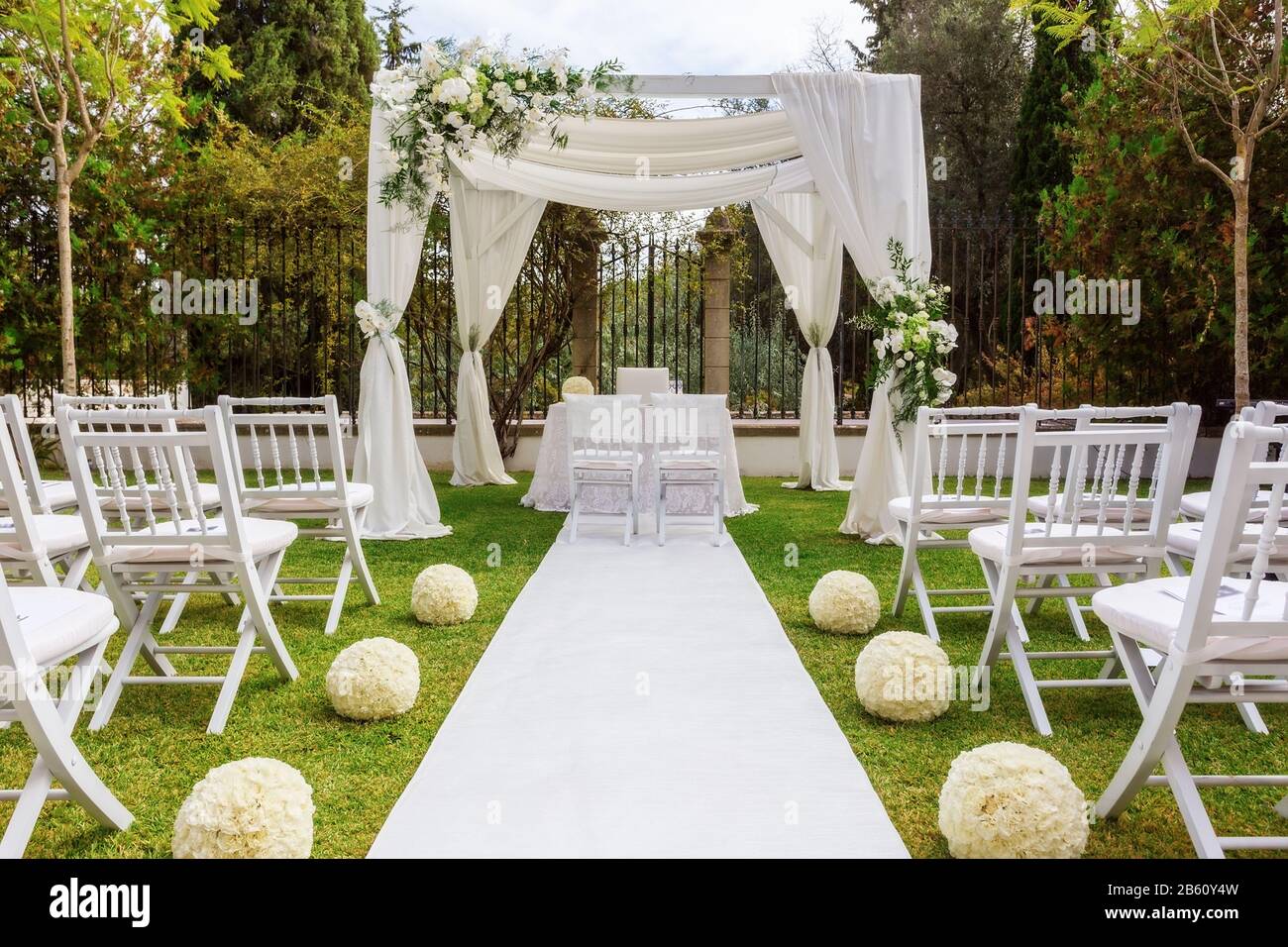 Di decorazione di nozze nel giardino. Matrimonio moderno. Foto Stock