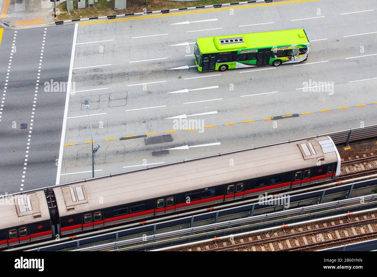 Autobus e treno è uno dei mezzi di trasporto a Singapore, nel sud-est asiatico Foto Stock