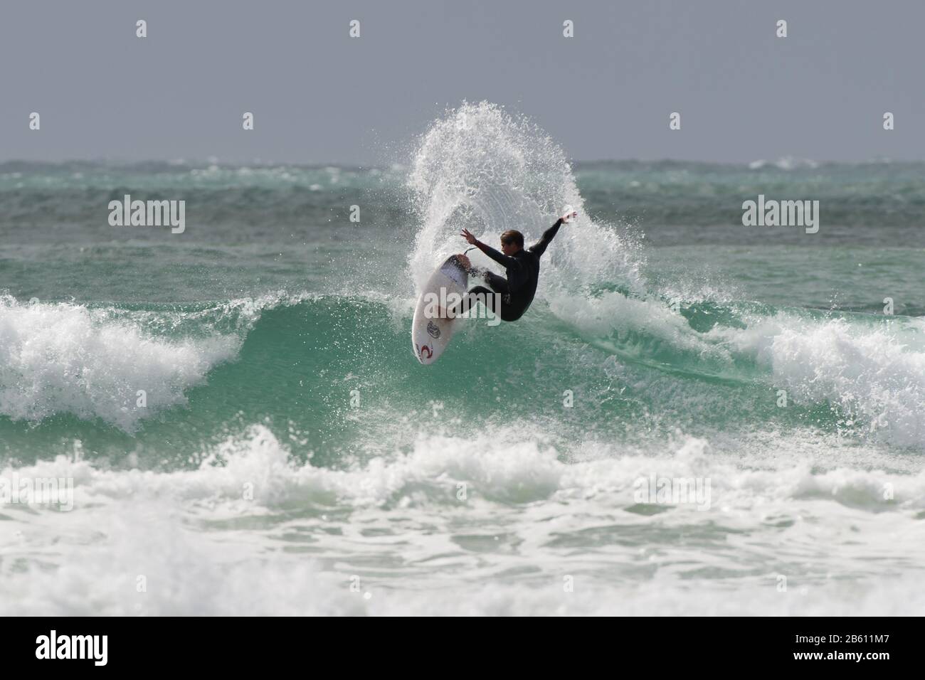 Surf azione a Lorne sulla Great Ocean Road, Victoria, Australia Foto Stock
