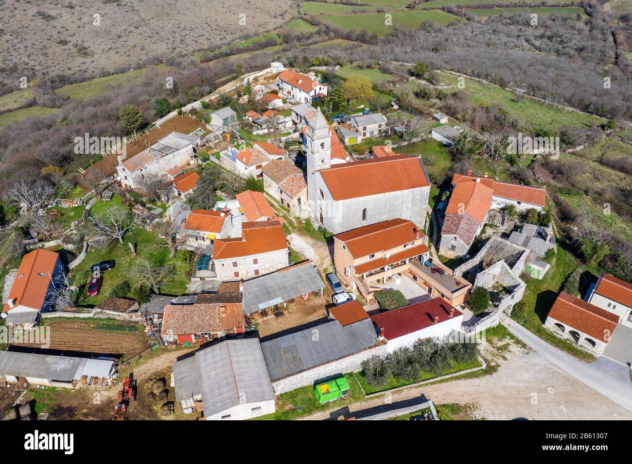 Un colpo aereo di Mutvoran, piccolo e pittoresco villaggio nel sud dell'Istria, Croazia Foto Stock