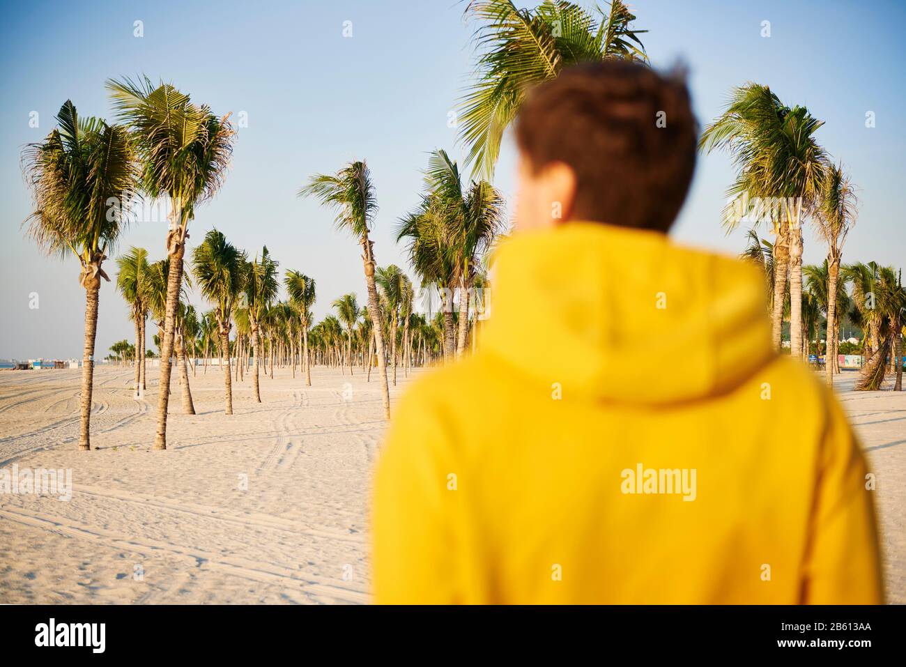 Uomo sfocato che guarda la vista sulla spiaggia tropicale Foto Stock