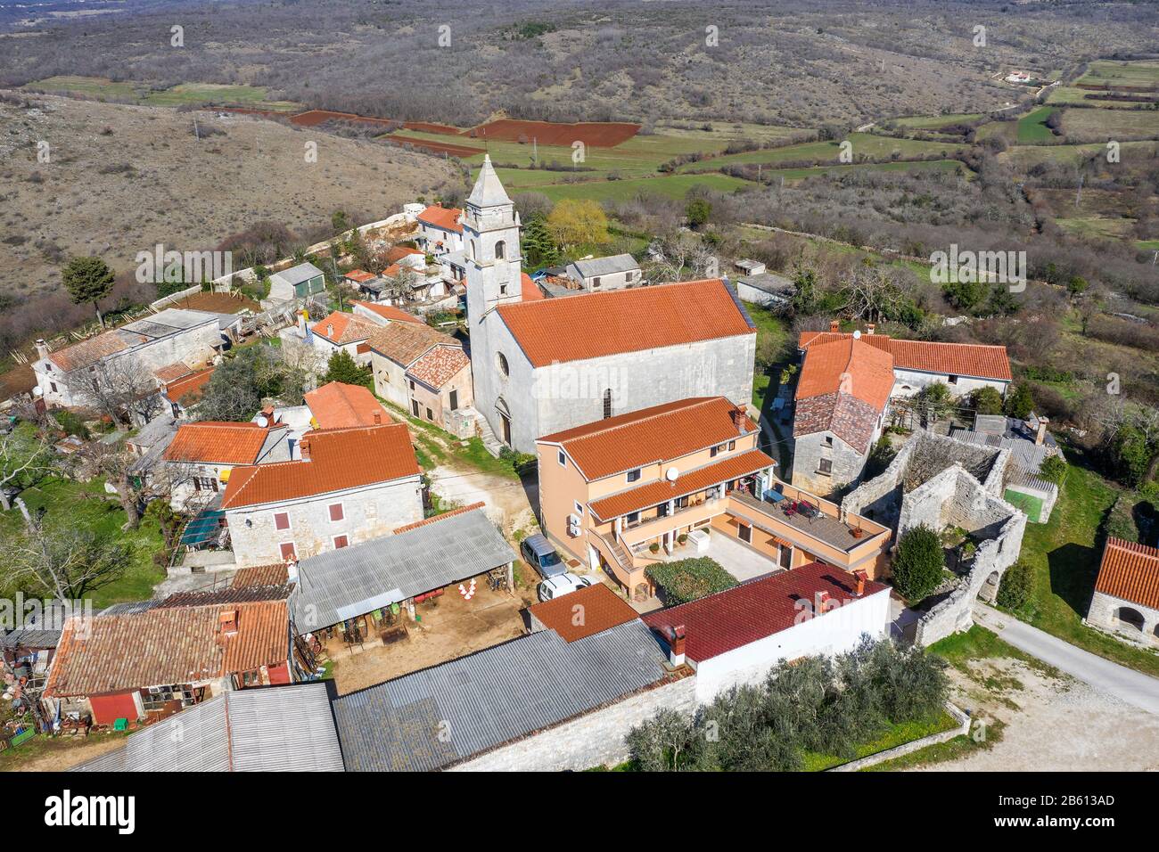 Un colpo aereo di Mutvoran, piccolo e pittoresco villaggio nel sud dell'Istria, Croazia Foto Stock